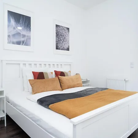 Super Cosy, New Apartment With Balcony *